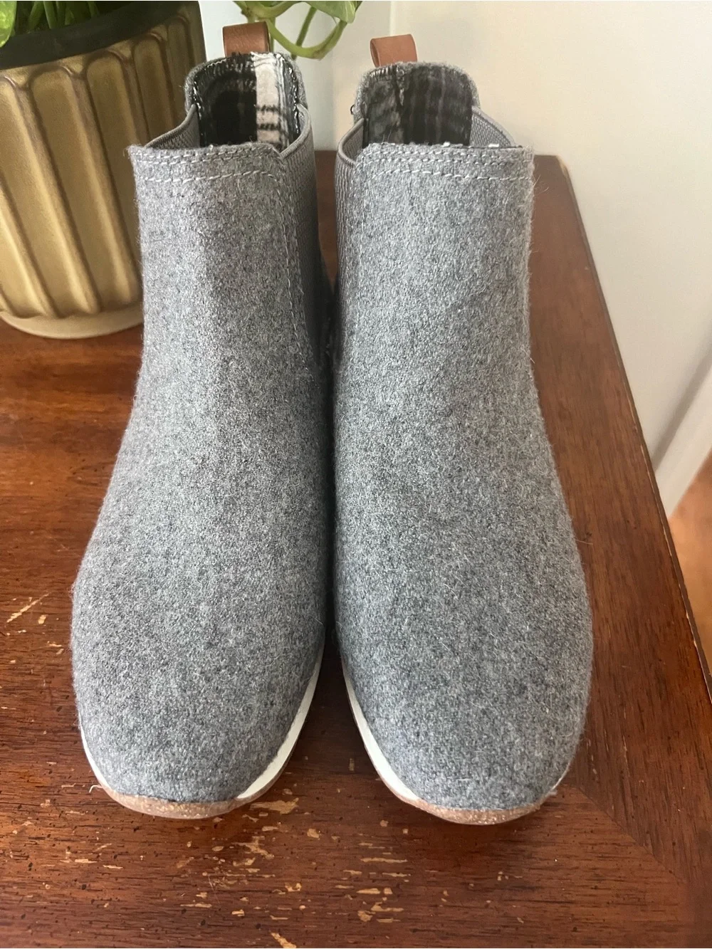 NWOT BOC Born Kara Faux Wool Ankle Chelsea Boots Booties Grey Pull On 8.5M